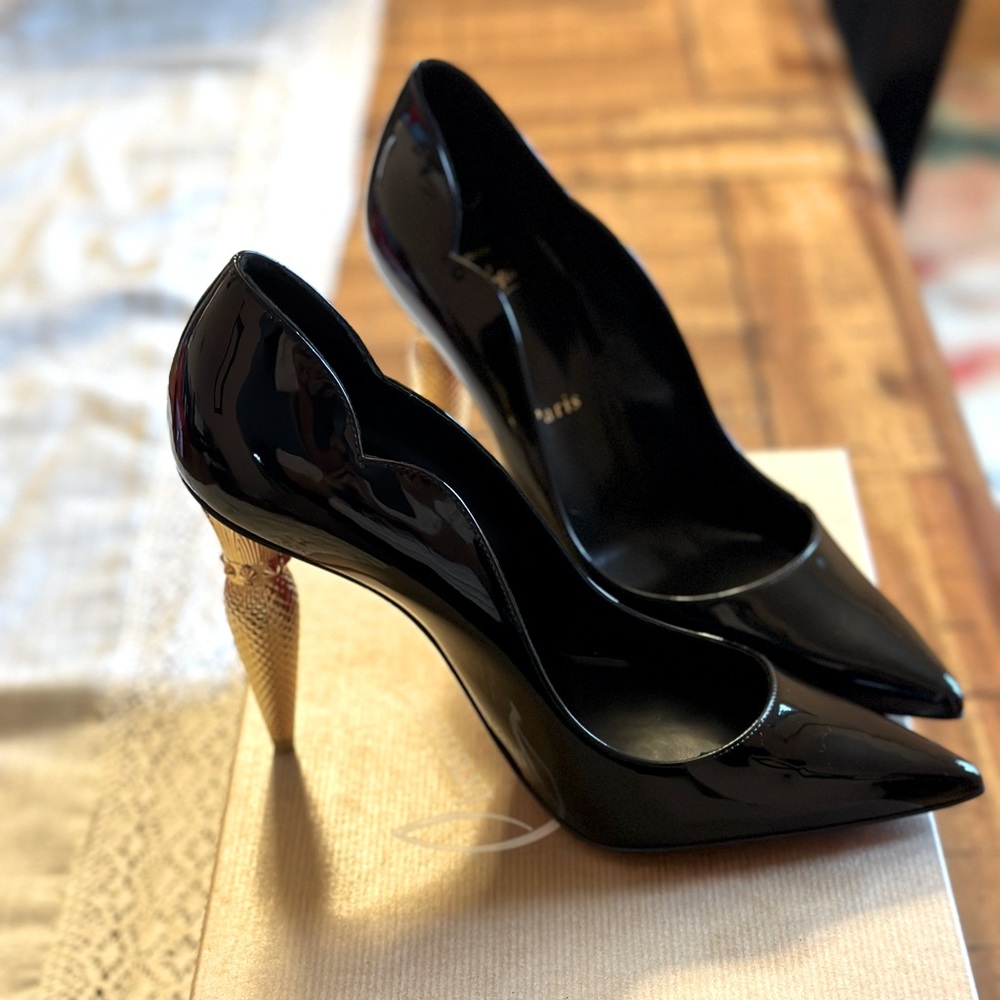 Christian Louboutin- Like brand new Lipchick pump patent leather heel